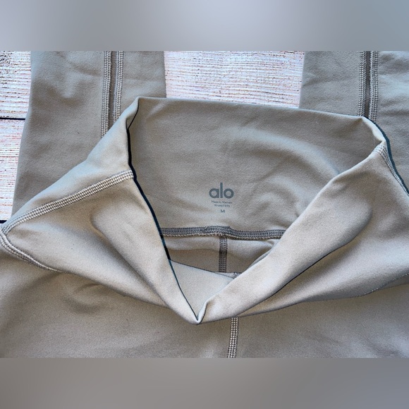 SOLD🔴ALO Yoga Dash Leggings in Gravel - Picture 8 of 11